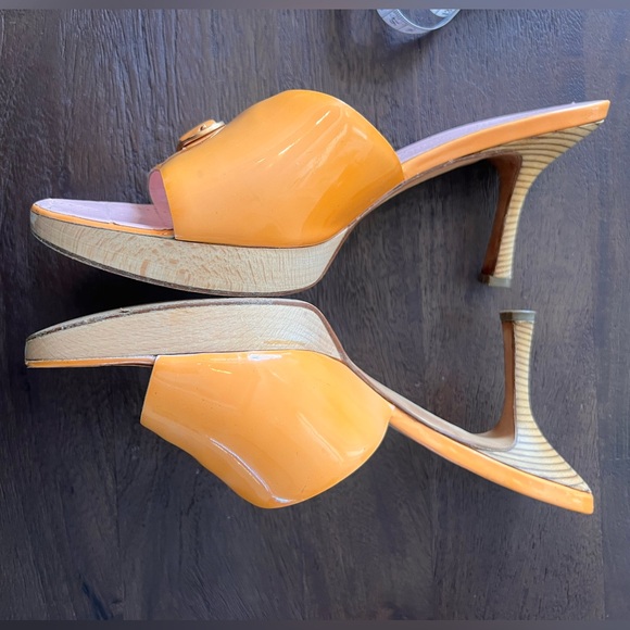 Chanel peachy pink wooden heels and platform with gold hardware. 42 - Picture 3 of 9